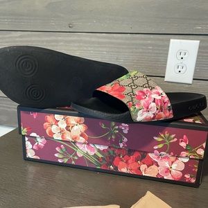 Gucci Floral slides size 6US/ 36EU worn a few times